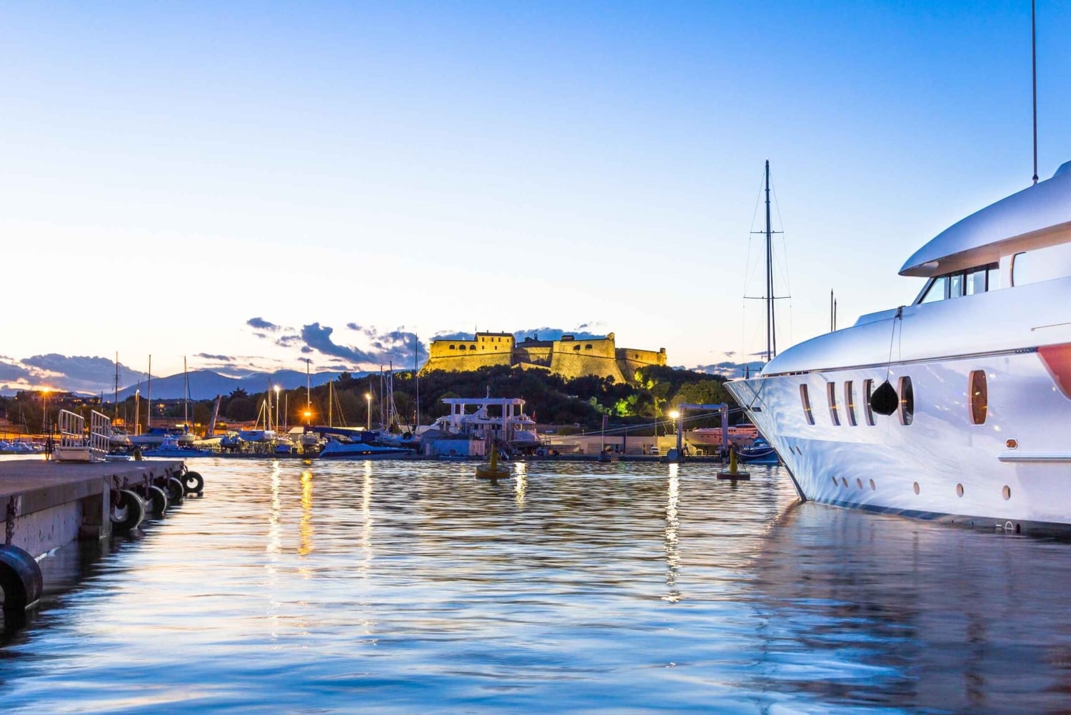 Antibes Walking Tour + little tasting and souvenir