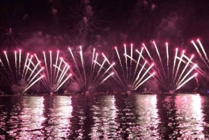 Cannes: Festival der pyrotechnischen Kunst Feuerwerk vom Wasser aus