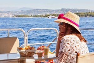 Cannes: Halvdagstur med katamaran och lunch