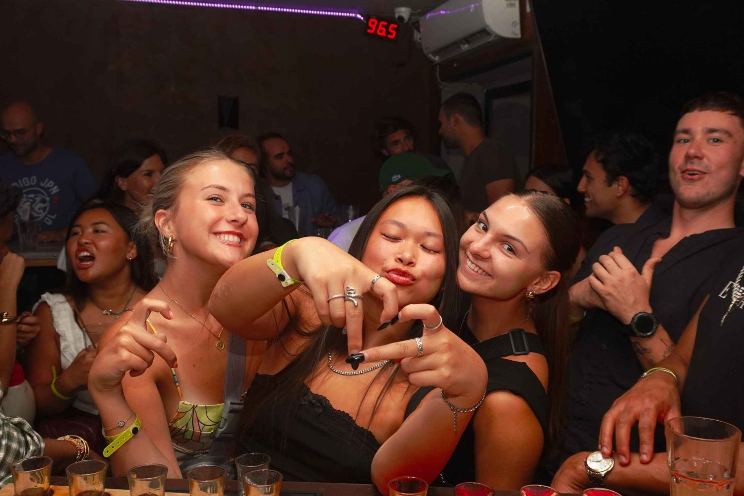 Cannes: Bar Crawl Madness 4 bares, juegos salvajes y entrada VIP a una discoteca