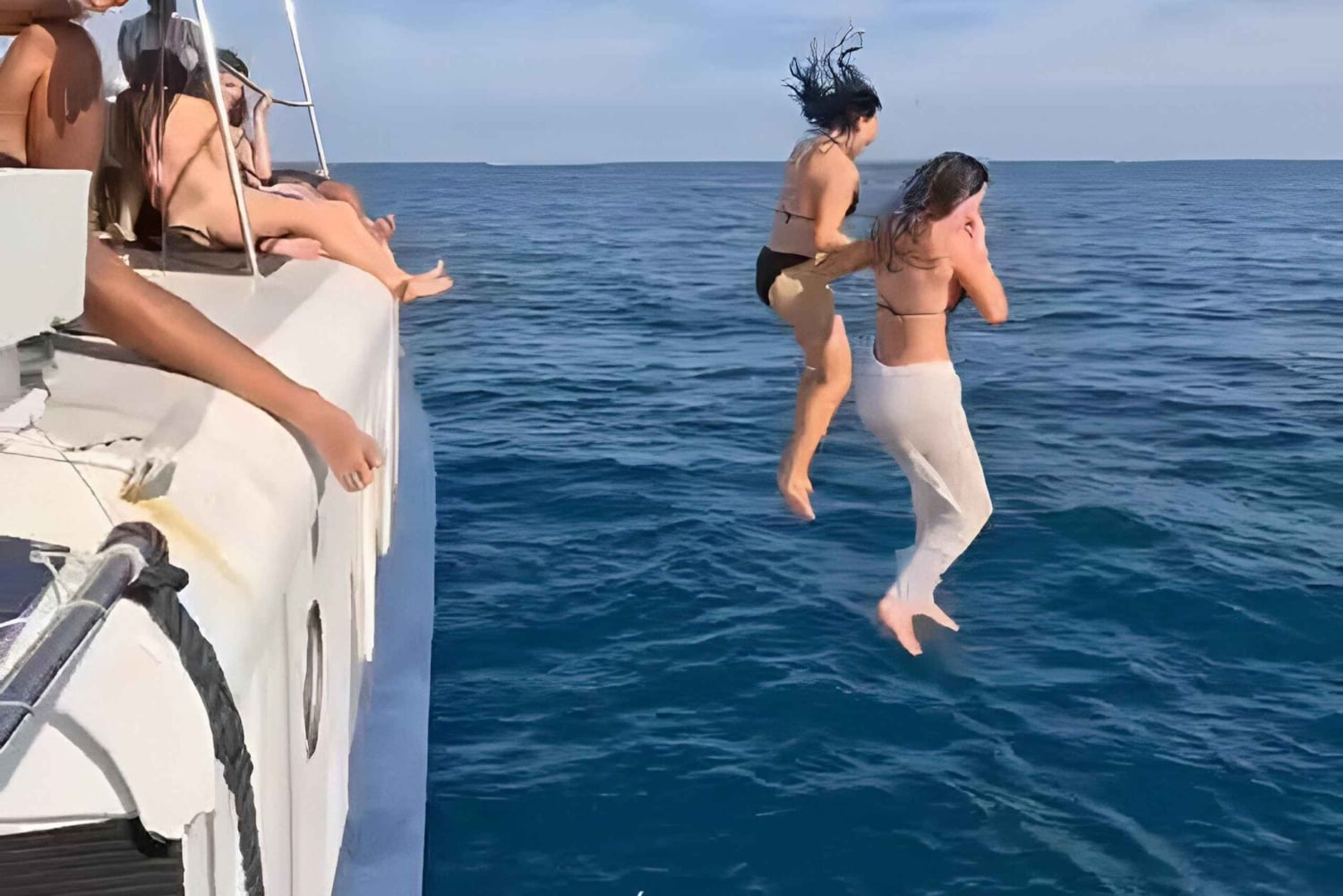 カンヌ：ライブDJ付きパーティーボート