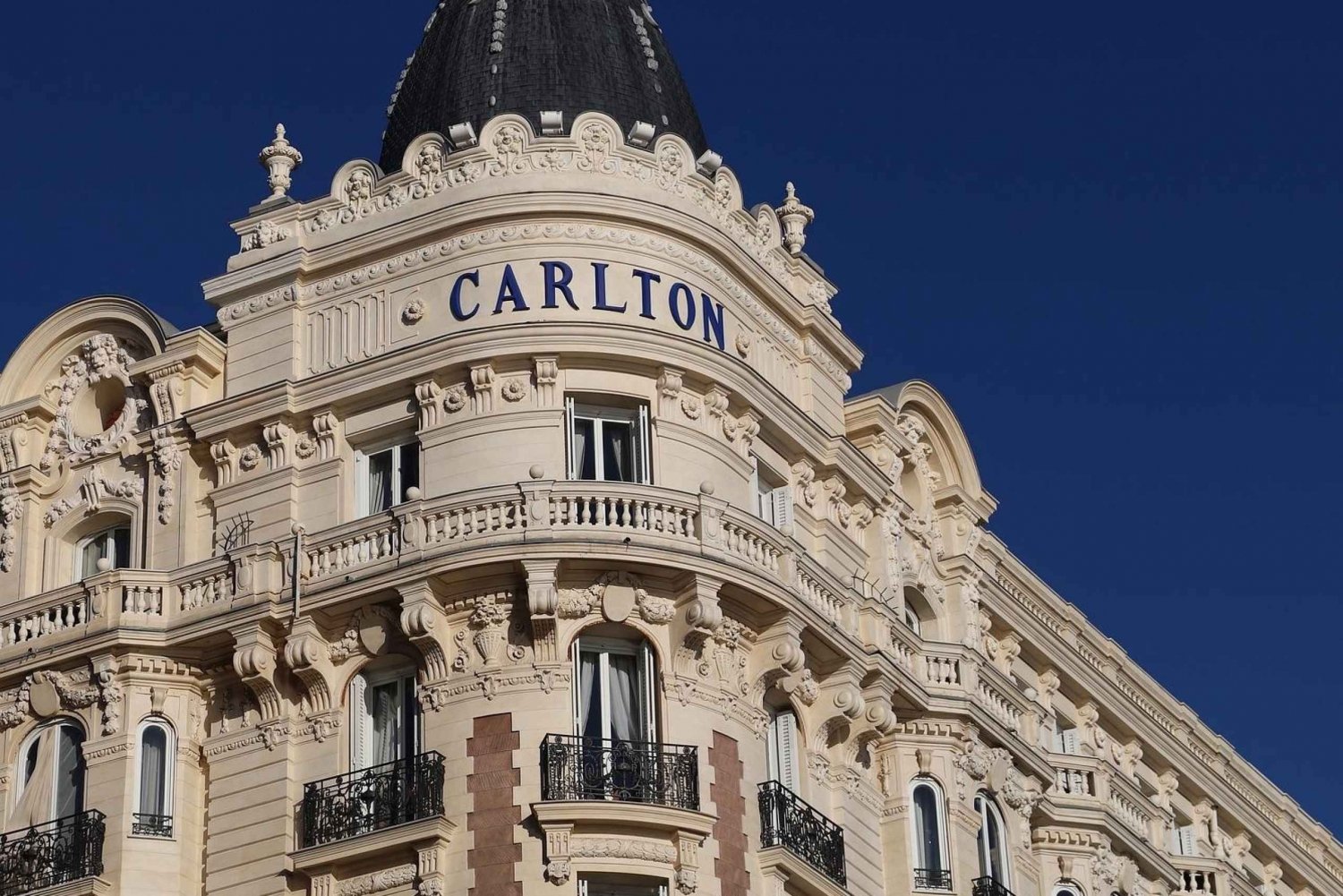 Cannes: Private Guided Walking Tour with Local Guide