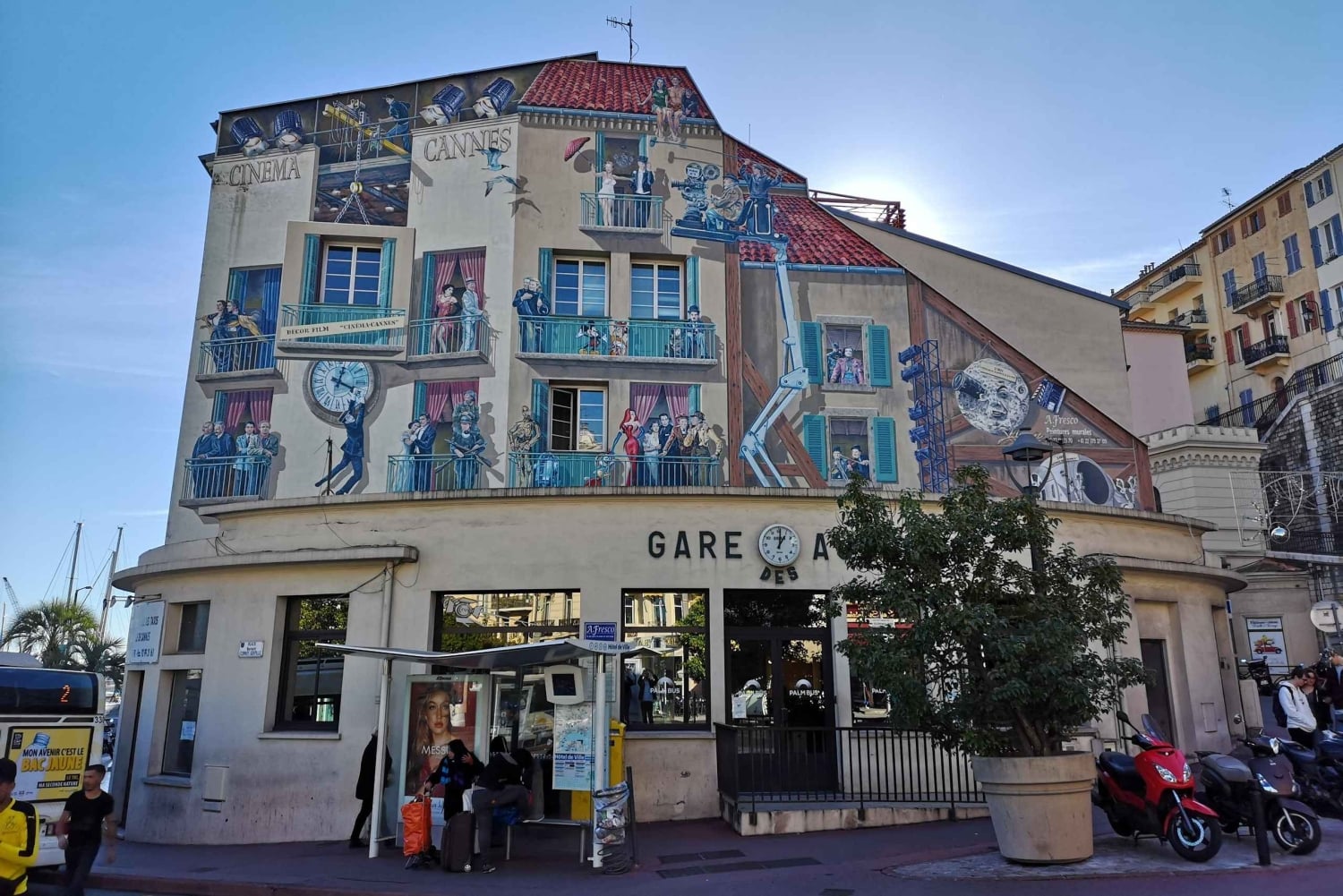 Cannes Walking Tour with Little Souvenir