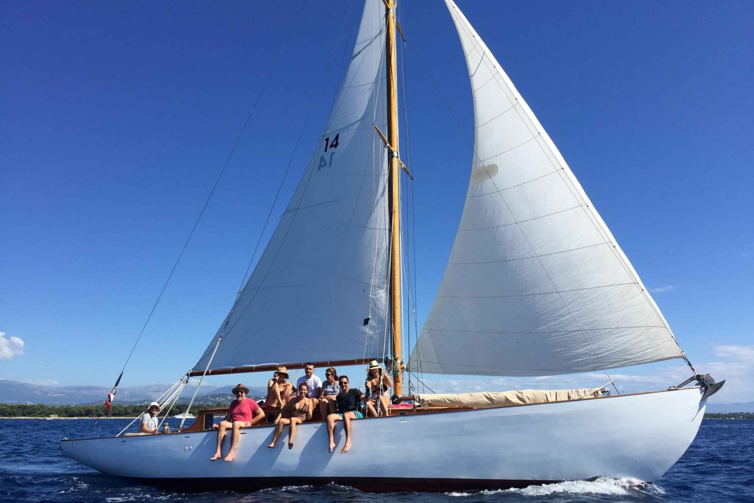 Voile en yacht classique à Cannes