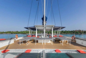 Jantar em um cruzeiro de catamarã em Hyères