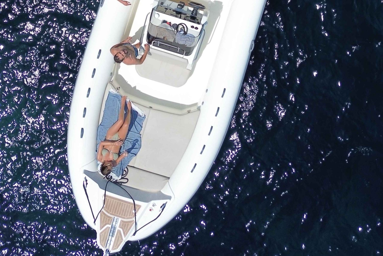 Discover the Îles d'Or in a brand new private boat for 14 people.