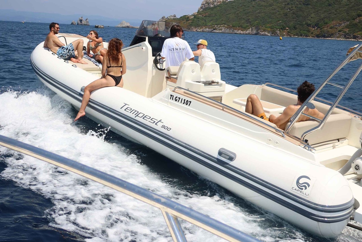 Discover the Îles d'Or in a brand new private boat for 14 people.