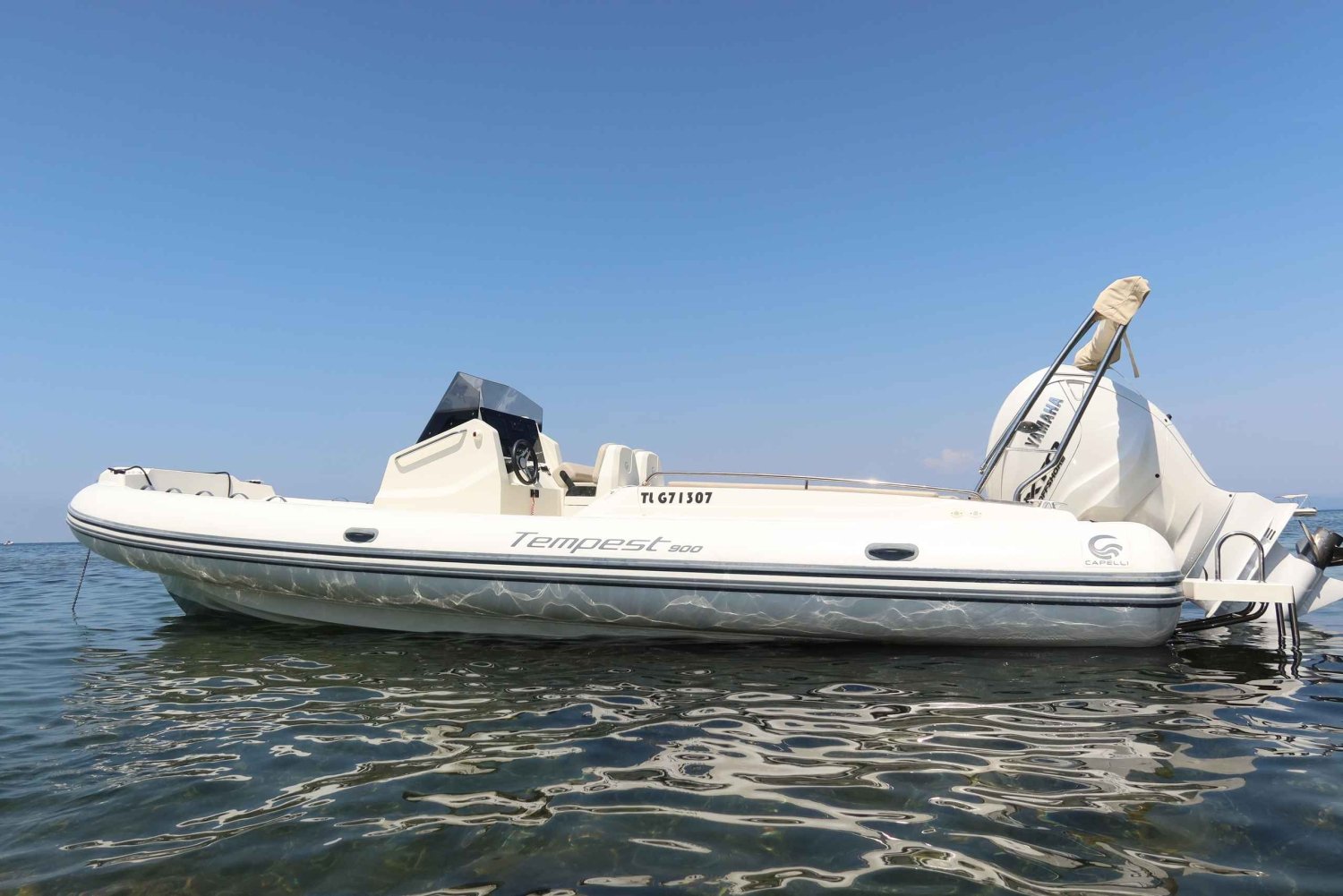 Discover the Îles d'Or in a brand new private boat for 14 people.