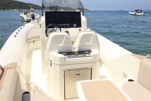 Discover the Îles d'Or in a brand new private boat for 14 people.