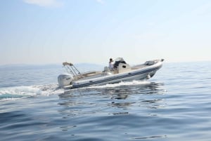 Discover the Îles d'Or in a brand new private boat for 14 people.