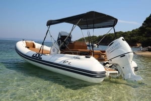 Odkrywanie Îles d'Or na nowej prywatnej łodzi dla 8 osób