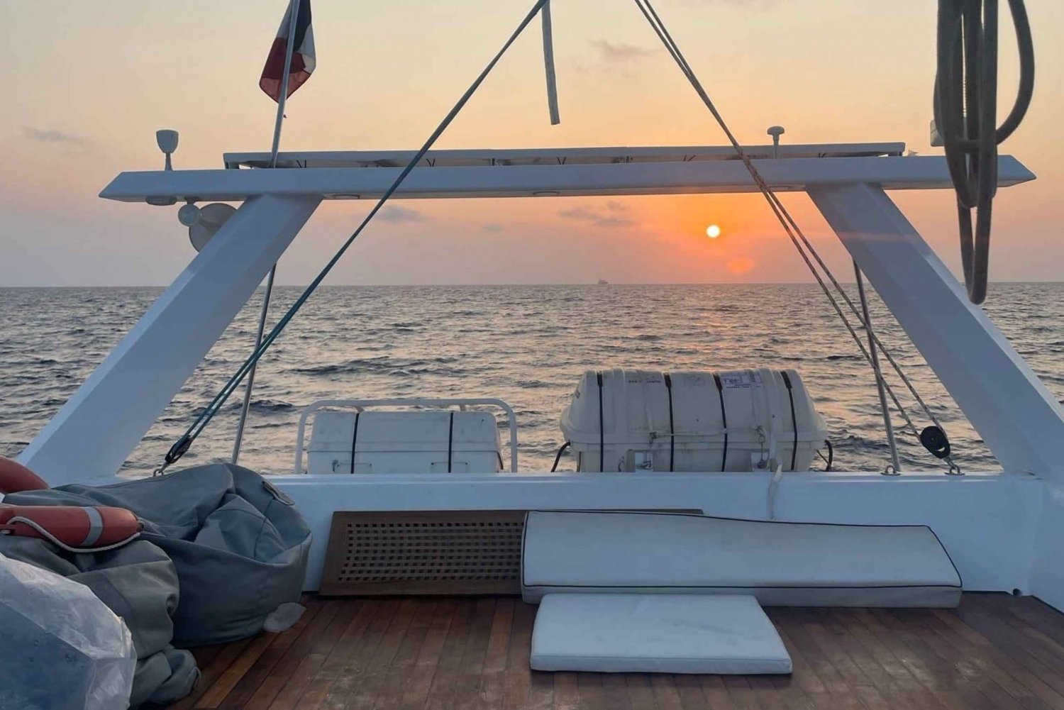 Avonduitstapje en cocktaildiner in een maxi-catamaran