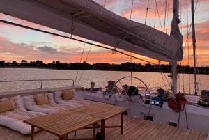 Fuga serale e cena con cocktail in un maxi-catamarano