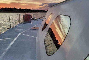 Escapada nocturna y cena cóctel en un maxi-catamarán