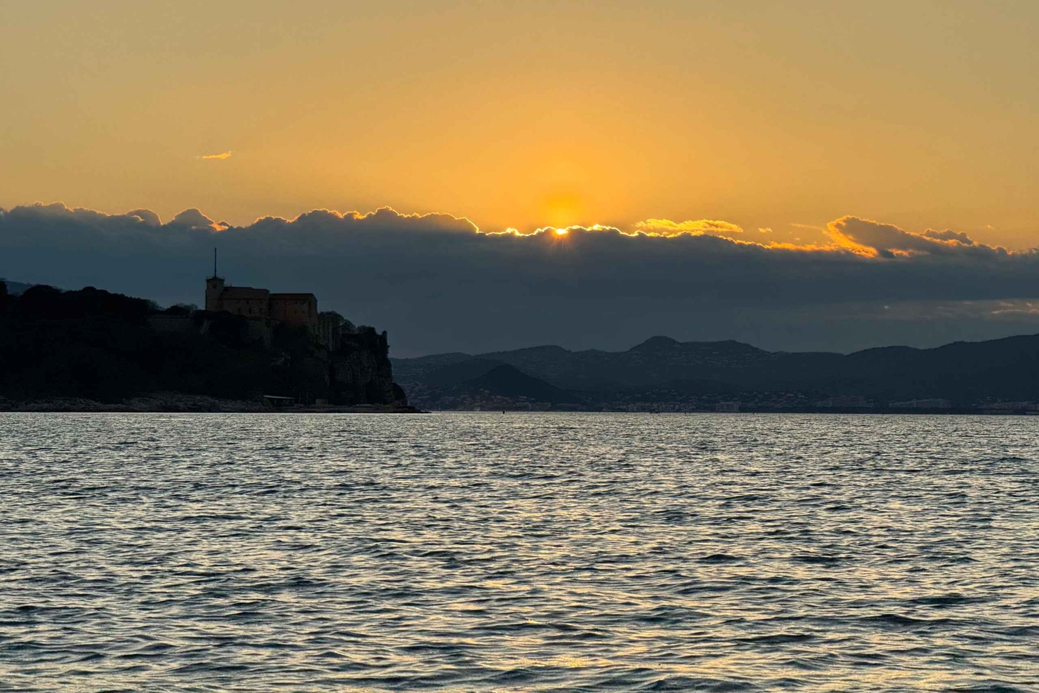 Golf Juan: Crociera in barca a vela al tramonto con aperitivo sull'isola