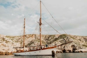 Marseille: Dagstur med seiling i Calanques med lunsj og vin