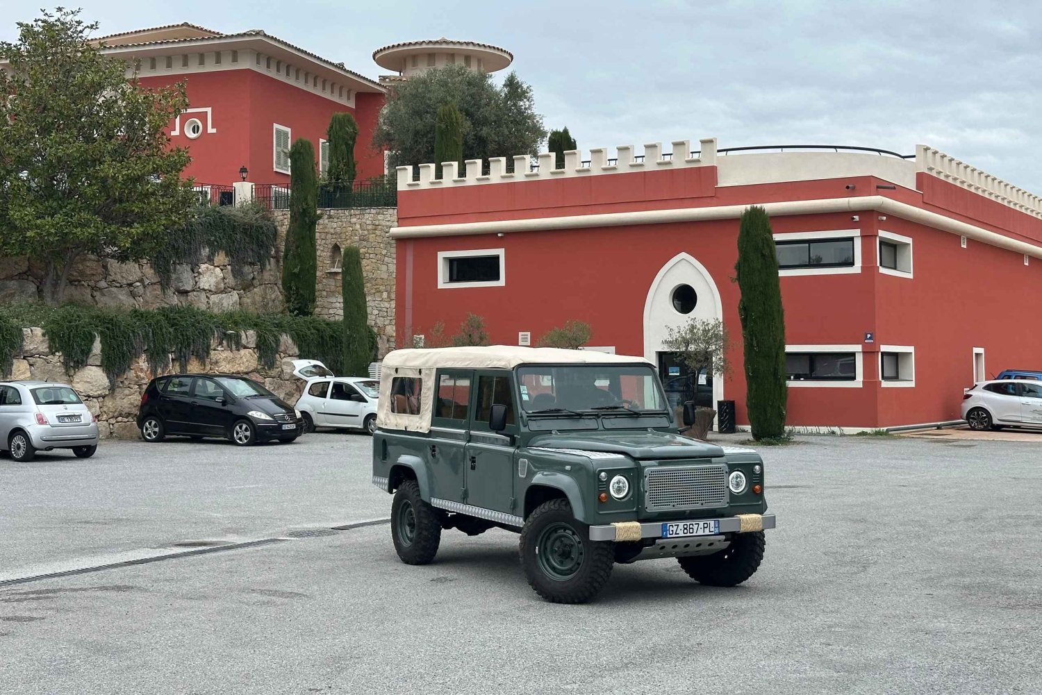 Nizza: degustazione di vini nell'entroterra a bordo di un Defender