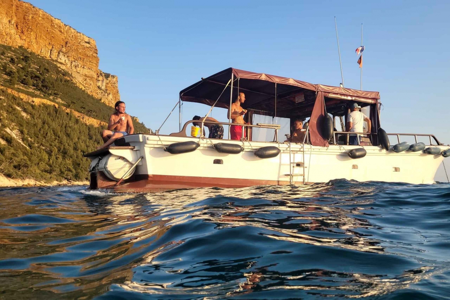 Tour en barco privado por las Calanques con degustación y baño