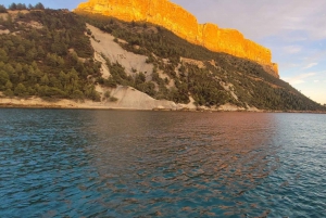 Tour en bateau privé dans les Calanques avec dégustation et baignade