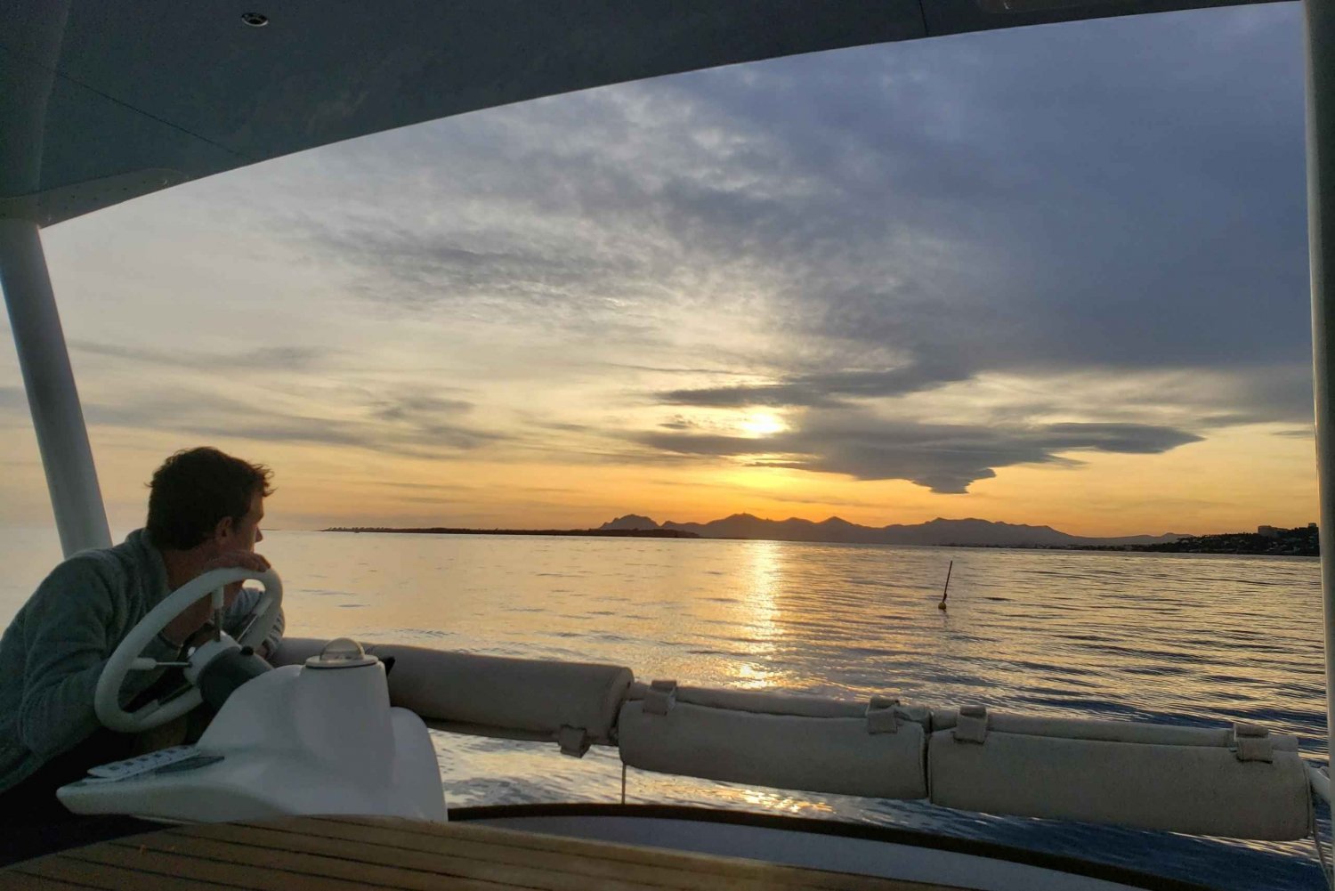 Viagem privada de catamarã na Baía de Juan les Pins ao pôr do sol