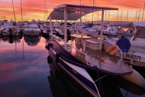 Privé catamarantocht in de baai van Juan les Pins bij zonsondergang