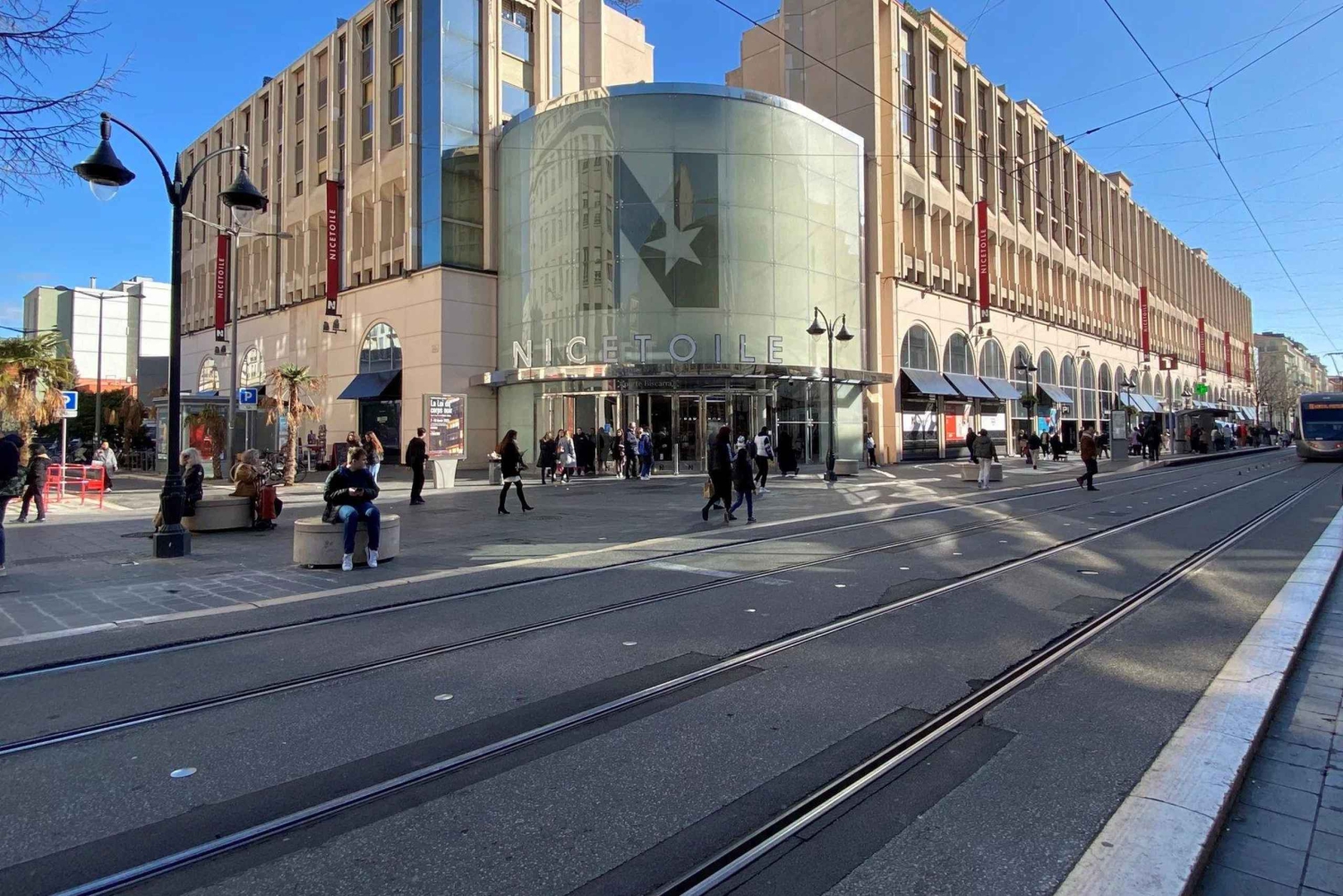 Privat transfer tur/retur fra Cannes til Nice for op til 7 personer