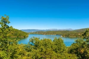 Provencelainen maaseutu, keskiaikainen kylä ja järvi Yksityinen kierros