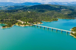 Mercado provenzal, compras y cesta de picnic en el lago