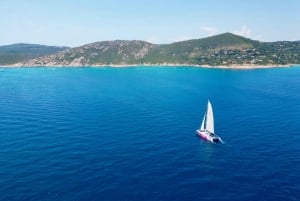 Saint Tropez: Fiesta nocturna en catamarán con bebida de bienvenida