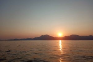 Saint Tropez: Festa serale in catamarano con drink di benvenuto