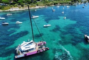 Saint Tropez: Fiesta nocturna en catamarán con bebida de bienvenida