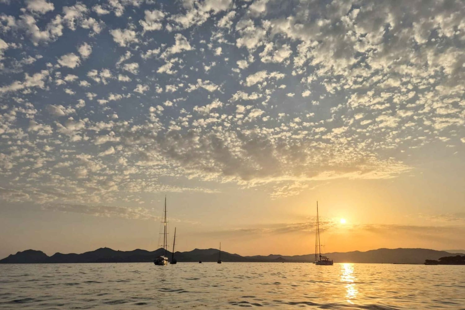 Solnedgang ved Lérins-øerne fra en privat båd i Cannes