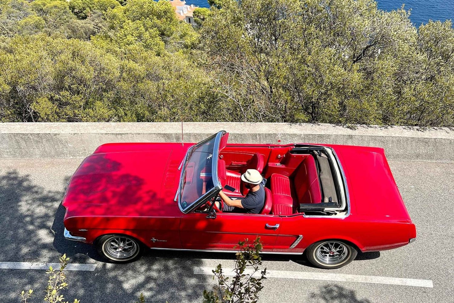 Turisttur på den franske riviera i en Ford Mustang cabriolet