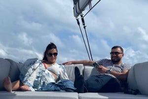 Villeneuve-Loubet: crociera in catamarano di un giorno per piccoli gruppi