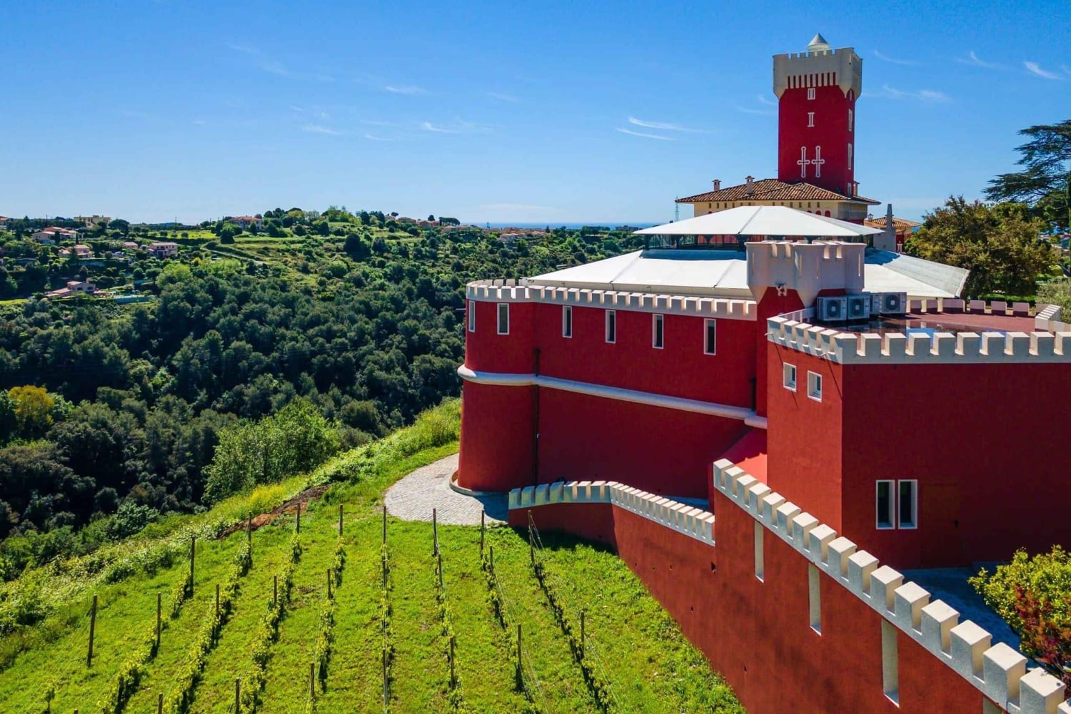 Degustazione di vini, Cannes, stilisti famosi e fabbrica di profumi