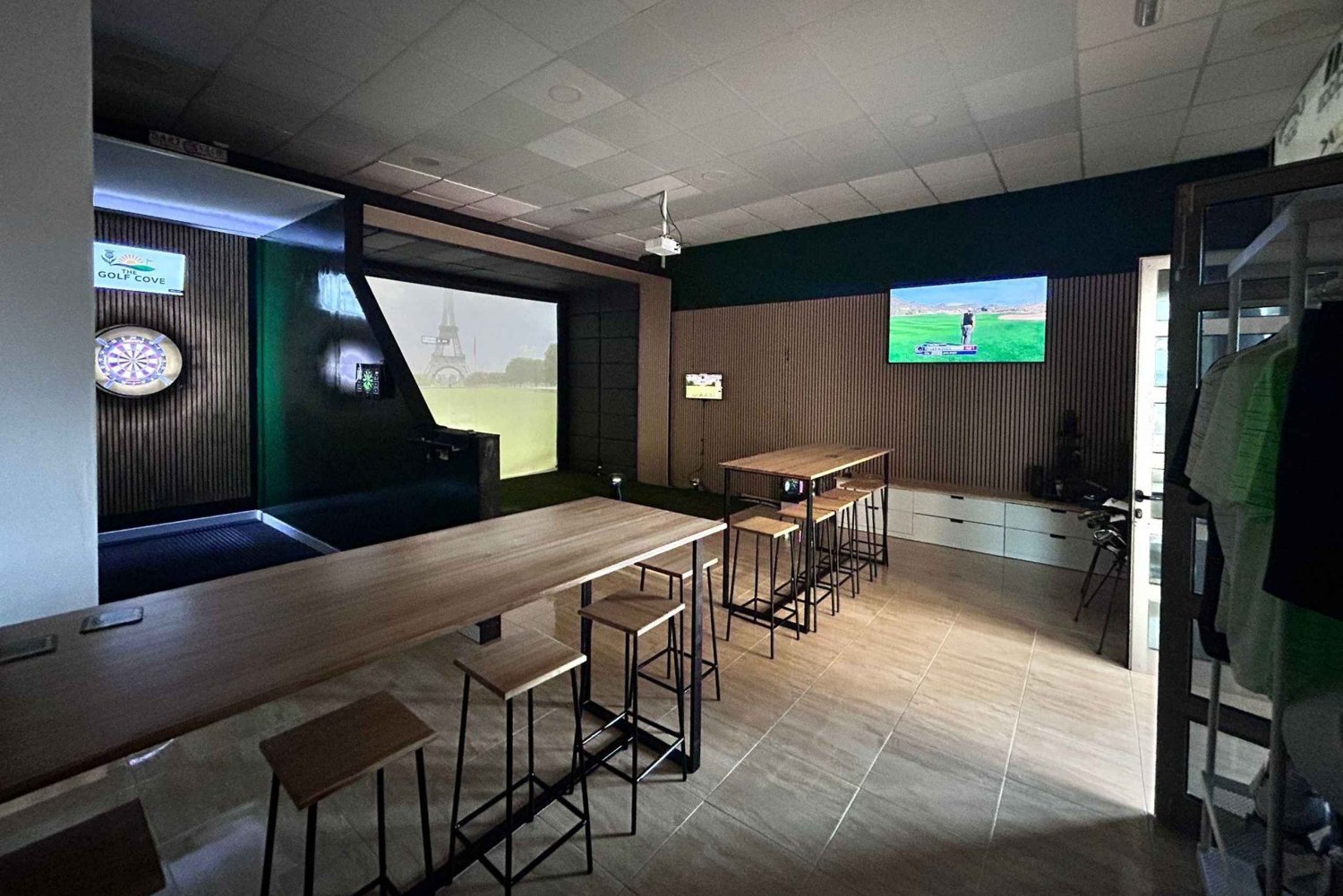 Caleta: Golf Simulator Experience with Drinks