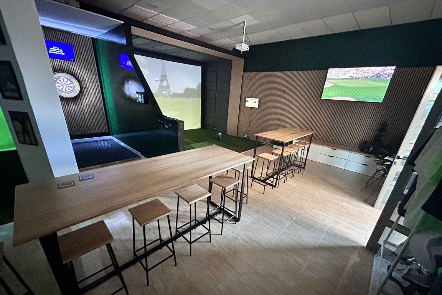 Caleta: Golf Simulator Experience with Drinks