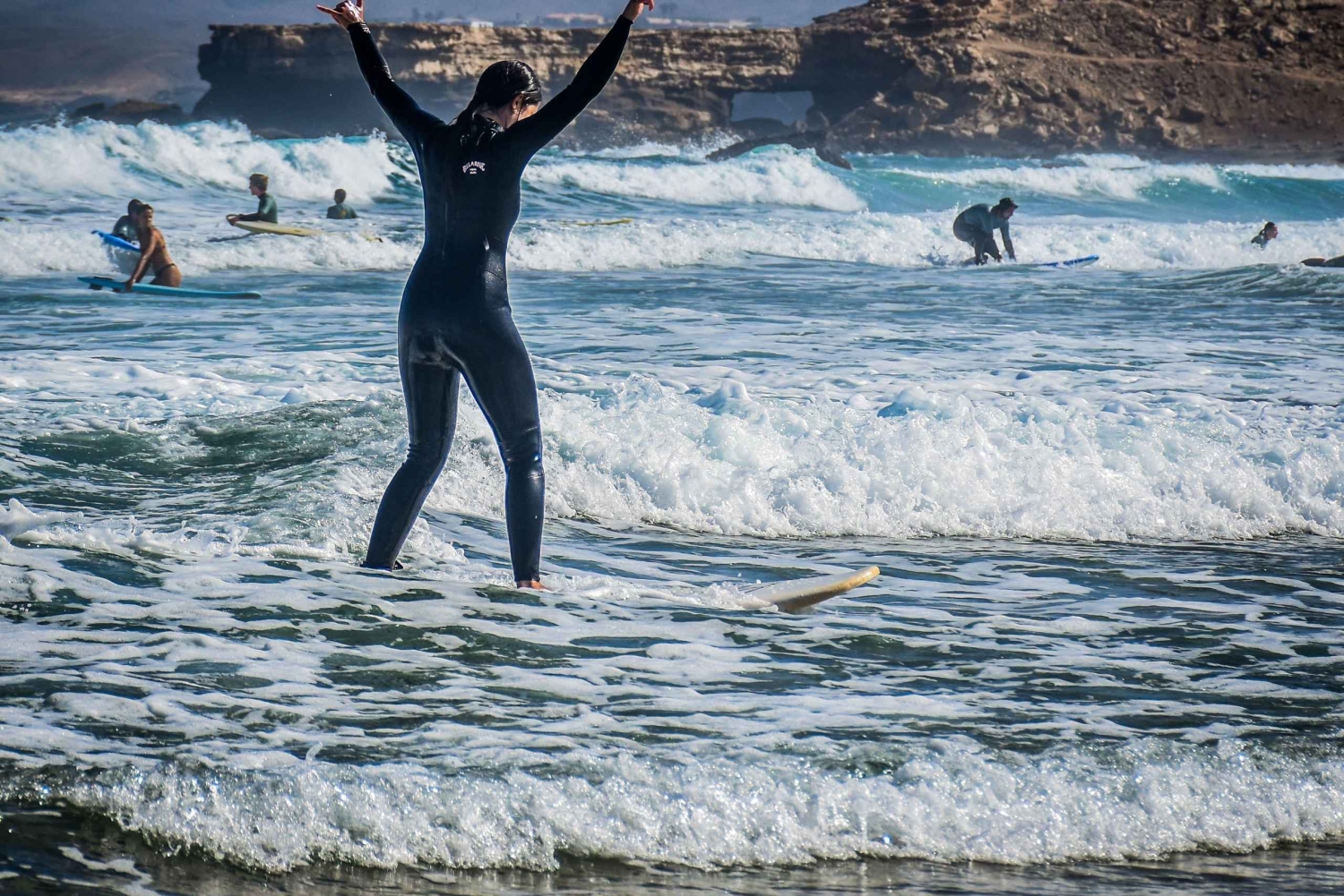 カナリア諸島：8名様までのグループ向けサーフィンレッスン（プライベート）