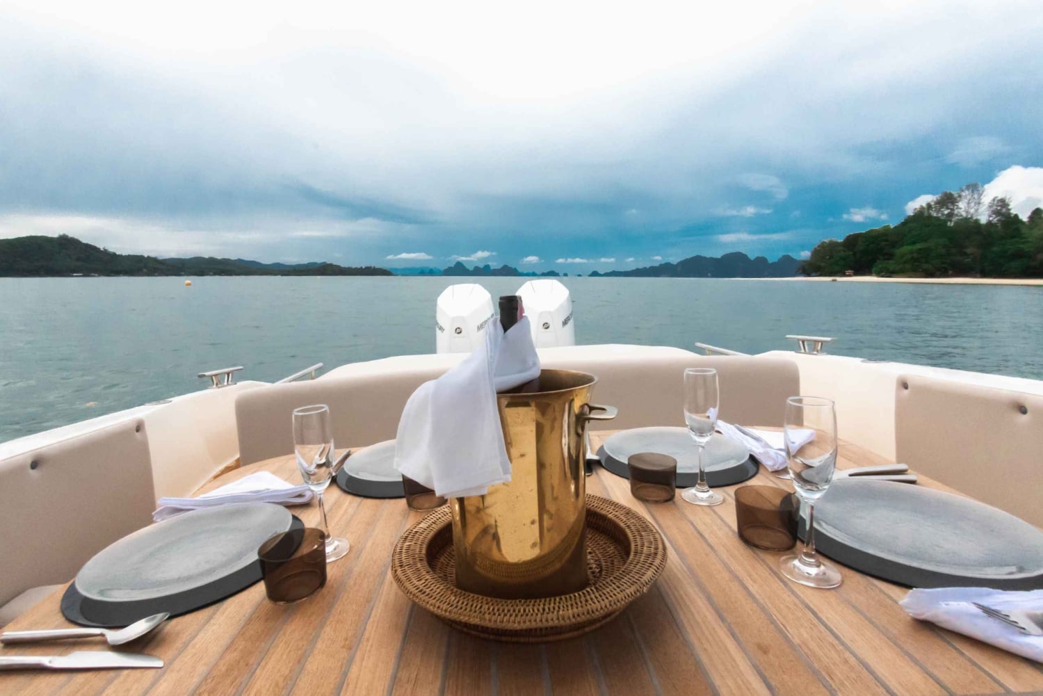 Corralejo: Motorbåtskryssning till stränder med frukt och dryck