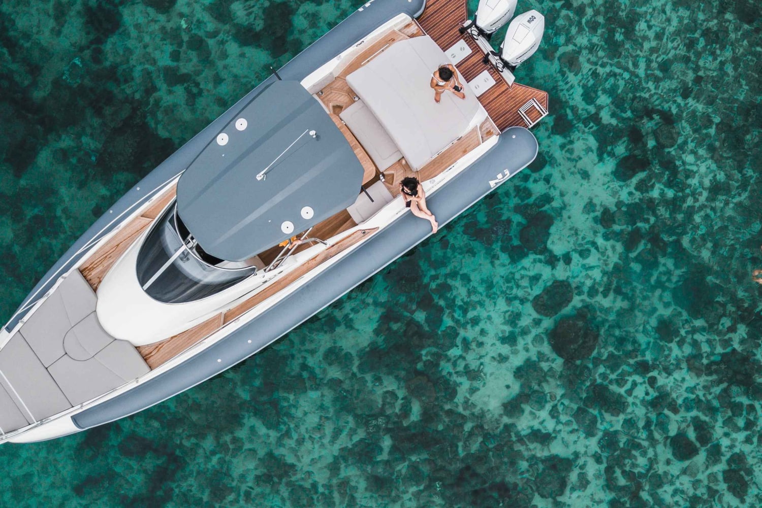 Corralejo: Motorbåtskryssning till stränder med frukt och dryck