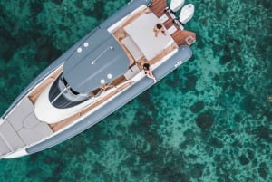 Corralejo: Motorbåtskryssning till stränder med frukt och dryck