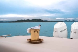 Corralejo: Motorbåtskryssning till stränder med frukt och dryck