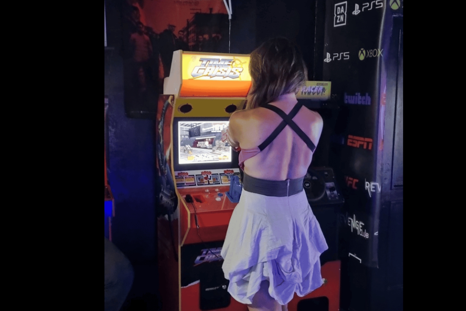 コラーレホ：ムービー・ゲーマー・バーのチケット + 2杯の無料カクテル