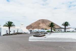 From Fuerteventura: Lanzarote Trip with Wine Tasting & Lunch