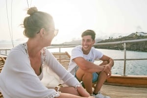 Fuerteventura: Sunset boat trip with DJ, Food & Drinks