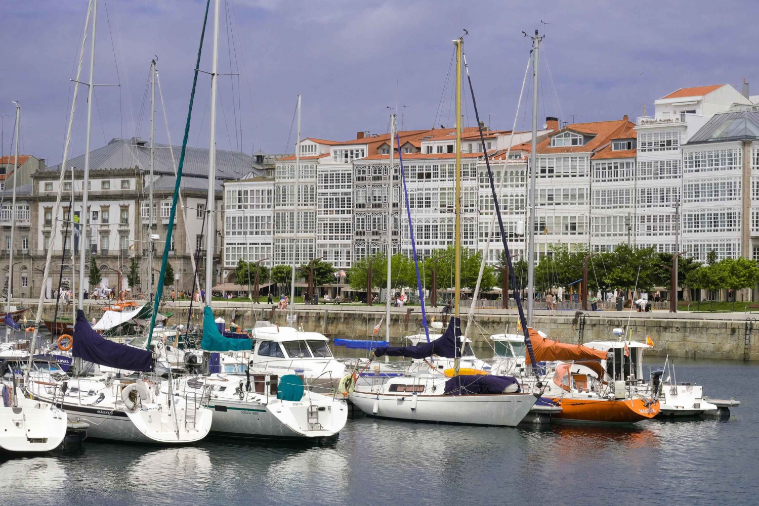 A Coruña: Private Walking Tour with Beer or Wine