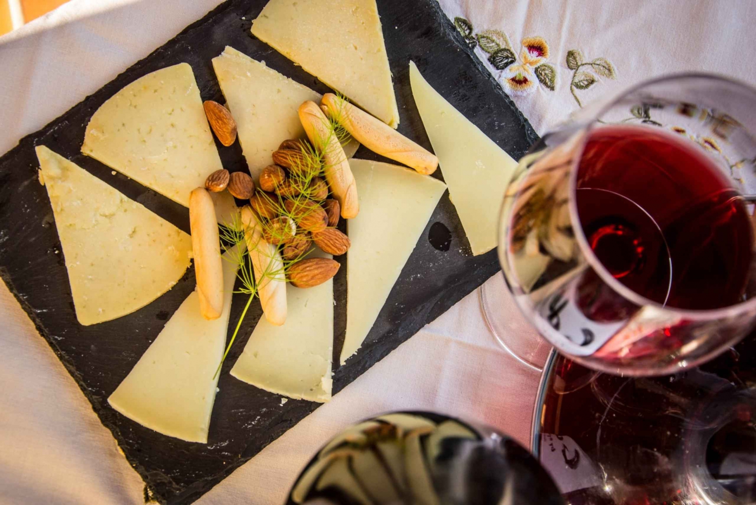 Santiago de Compostela: Cheese and Wine Tasting Experience