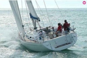 Embarque numa aventura inesquecível de barco pela baía de Baiona!