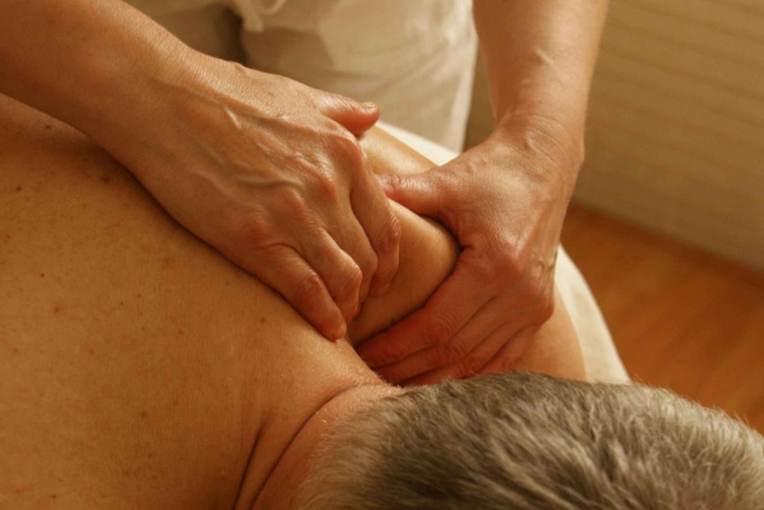 Entspannende Massage mit Vulkansteinen