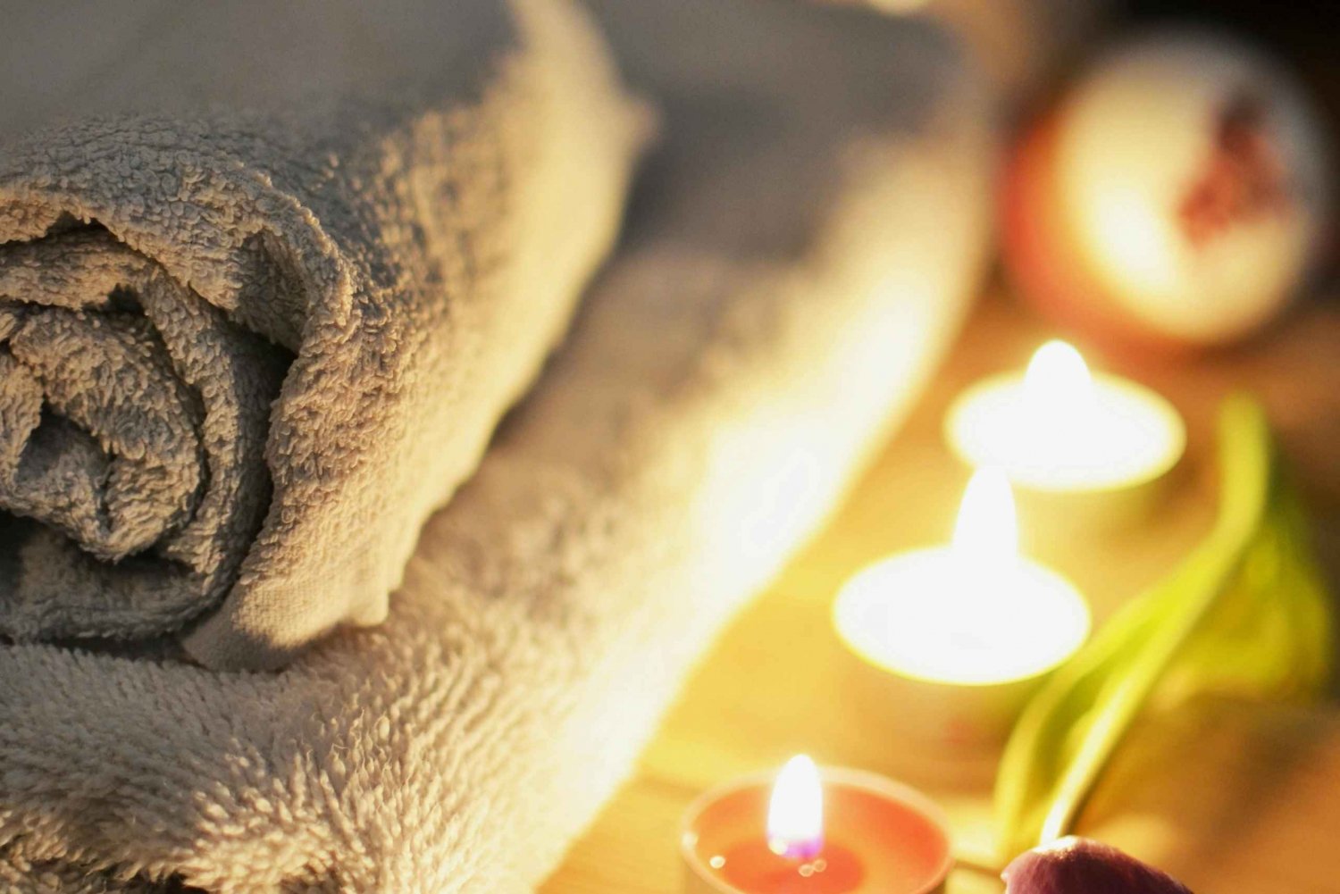 Entspannende Massage mit Vulkansteinen